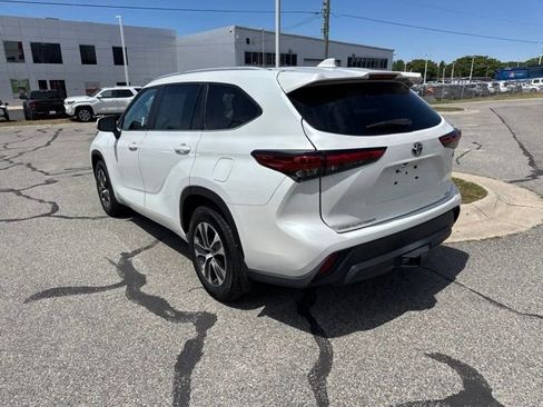 Used 2023 Toyota Highlander XLE AWD/4WD image 9