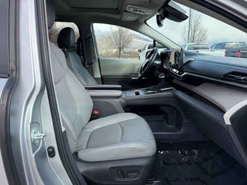 Used 2023 Toyota Sienna XLE image 26