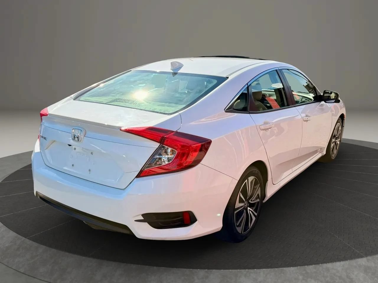 Used 2018 Honda Civic EX-T image 4