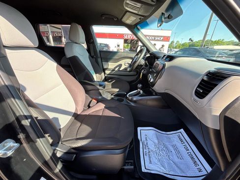 Used 2018 Kia Soul FWD image 12