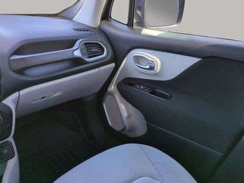 Used 2020 Jeep Renegade Latitude w/ Popular Equipment Group image 18