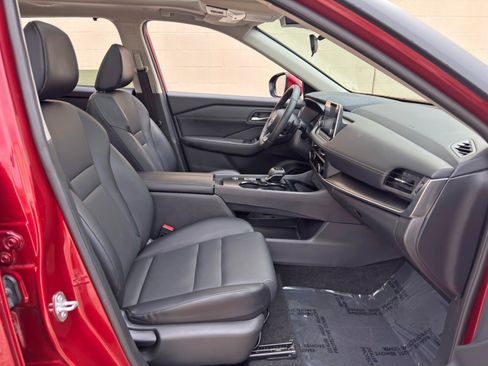 Used 2024 Nissan Rogue SV w/ SV Premium Package FWD image 15