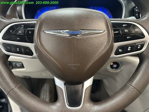 Used 2020 Chrysler Pacifica Touring w/ Advanced Safetytec Group image 22