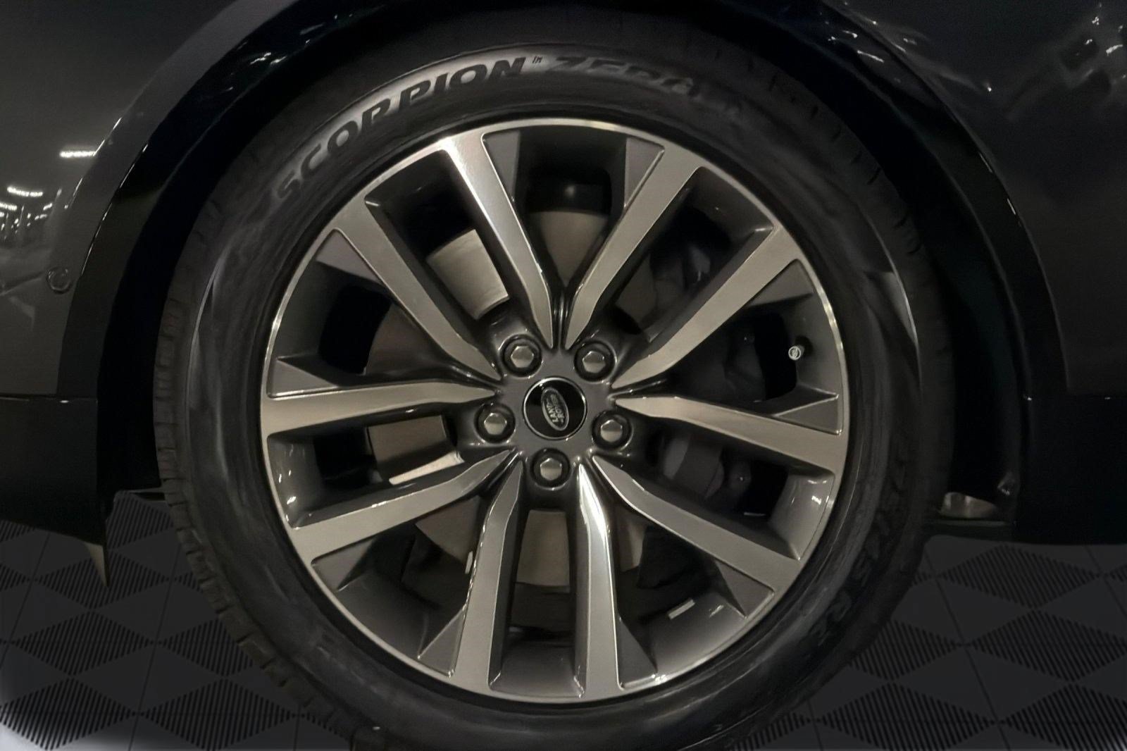 New 2026 Land Rover Discovery Limited Edition AWD/4WD image 13