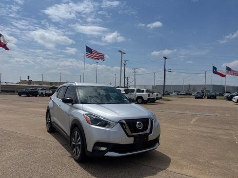 Certified 2020 Nissan Kicks SR FWD image 2