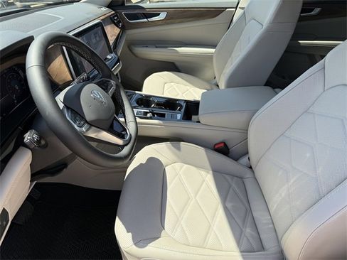 Certified 2025 Volkswagen Atlas SE image 4