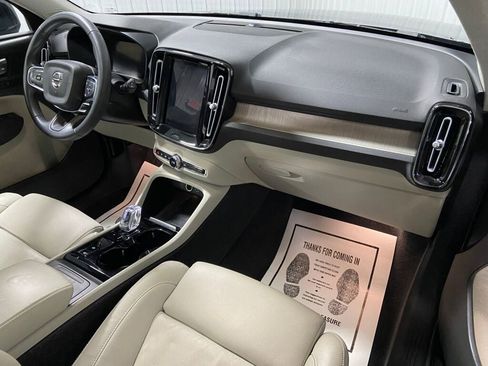 Used 2023 Volvo XC40 B5 Plus AWD/4WD image 7
