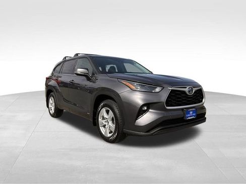 Used 2022 Toyota Highlander LE image 3