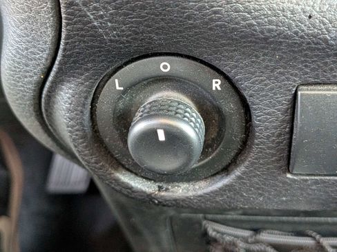 Used 2017 Jeep Wrangler Unlimited Sahara w/ Connectivity Group AWD/4WD image 31