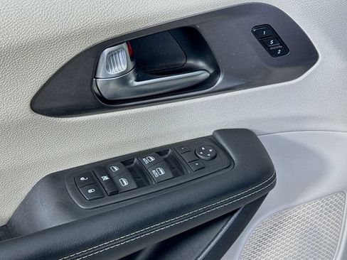 Used 2023 Chrysler Pacifica Touring-L FWD image 18