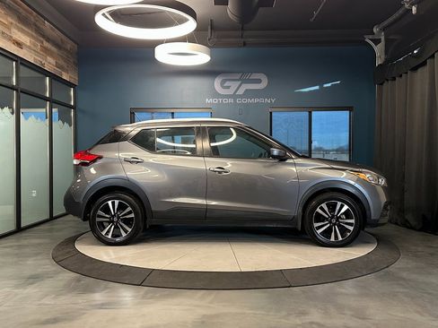 Used 2019 Nissan Kicks SV image 2