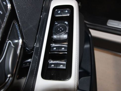 Used 2025 Lincoln Aviator AWD image 6
