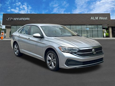 Used 2024 Volkswagen Jetta SE FWD image 3
