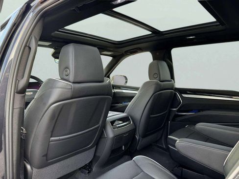 Used 2025 Cadillac Escalade ESV Sport w/ Touring Package image 39