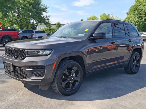 Used 2023 Jeep Grand Cherokee Altitude AWD/4WD image 3