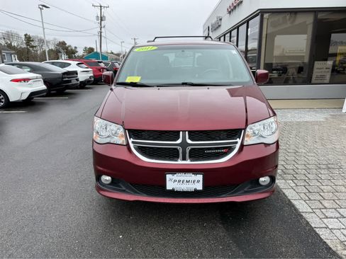 Used 2017 Dodge Grand Caravan SXT image 2