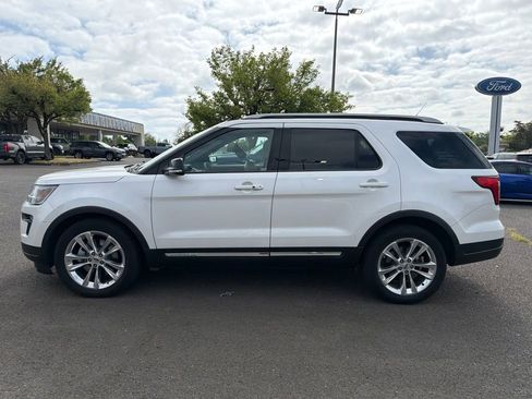 Used 2018 Ford Explorer XLT w/ Equipment Group 202A FWD image 2