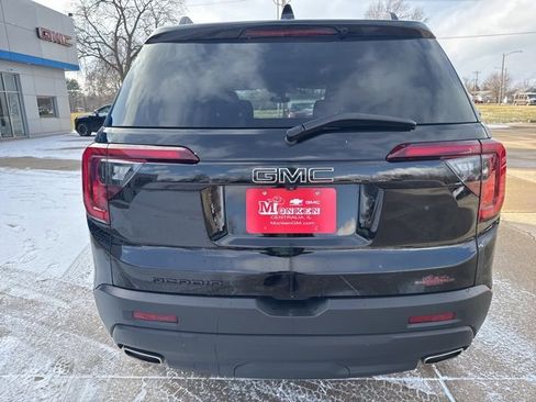 Used 2023 GMC Acadia SLE w/ Driver Convenience Package image 4