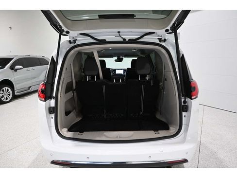 Used 2024 Chrysler Pacifica Touring-L FWD image 27