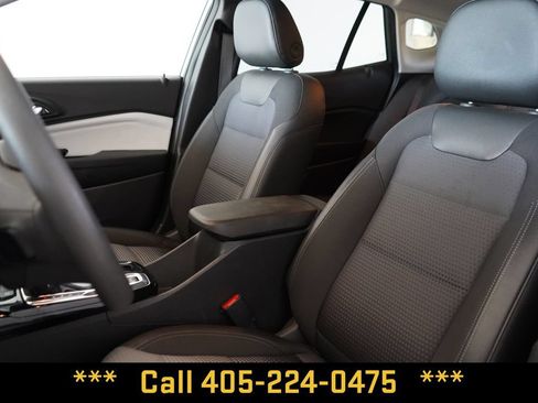 Used 2025 Chevrolet Trax LT FWD image 18