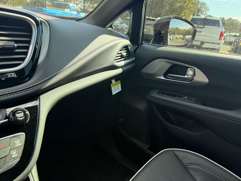 New 2026 Chrysler Pacifica Limited image 25