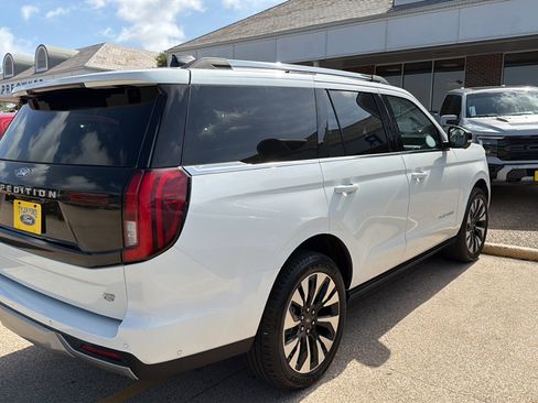 Used 2025 Ford Expedition Platinum w/ Driver's Package AWD/4WD image 8