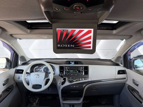 Used 2012 Toyota Sienna SE FWD image 18
