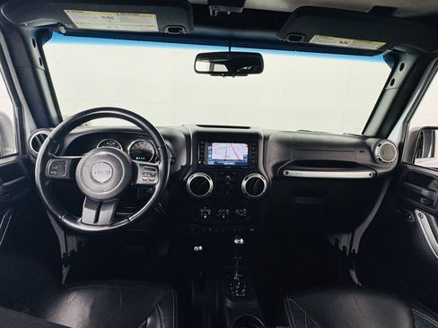 Used 2015 Jeep Wrangler Unlimited Rubicon w/ Dual Top Group AWD/4WD image 18