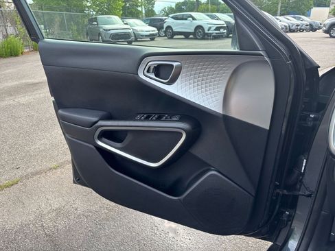 Used 2025 Kia Soul LX w/ LX Technology Package FWD image 18