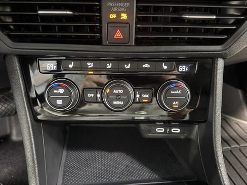 Used 2024 Volkswagen Jetta SE image 21
