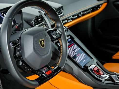 Used 2020 Lamborghini Huracan EVO RWD image 24