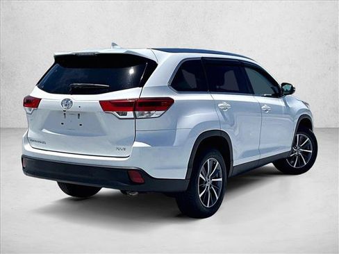 Used 2019 Toyota Highlander XLE FWD image 2