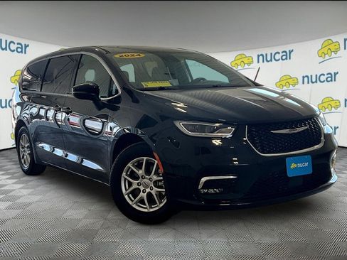 Used 2023 Chrysler Pacifica Touring-L FWD image 1