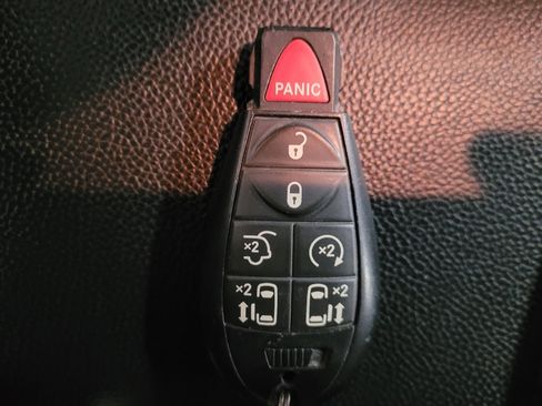 Used 2018 Dodge Grand Caravan SXT image 32