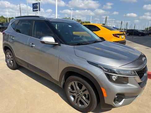 Used 2023 Kia Seltos S w/ Navigation Package FWD image 4