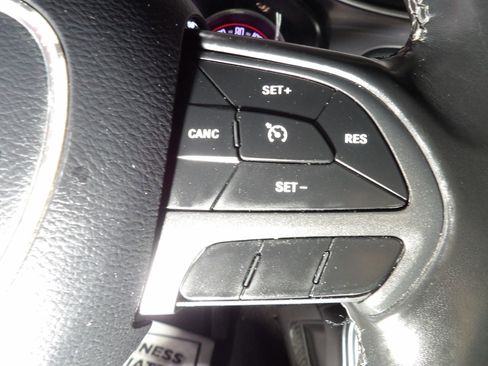 Used 2019 Dodge Challenger SXT image 14