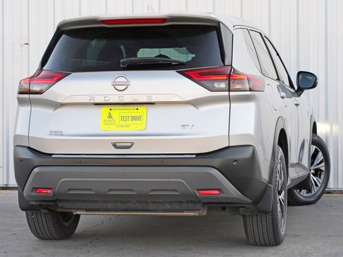Used 2023 Nissan Rogue SV image 4