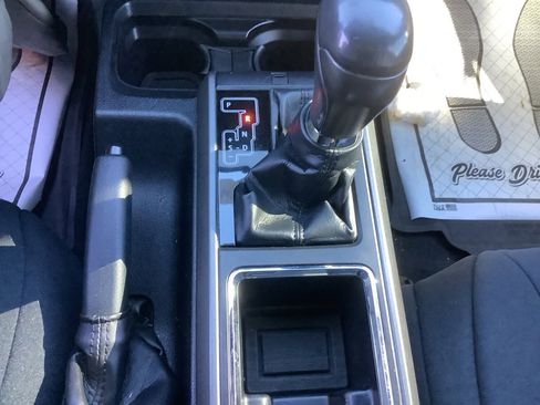 Used 2017 Toyota Tacoma TRD Sport image 19