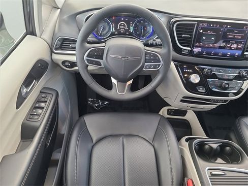 Used 2024 Chrysler Pacifica Touring-L image 19