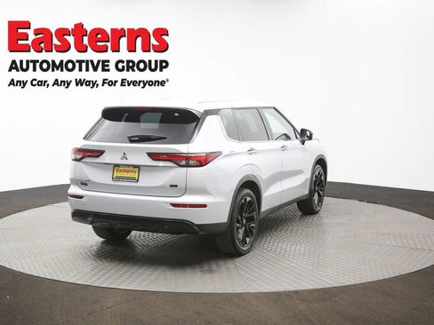 Used 2023 Mitsubishi Outlander SE image 40