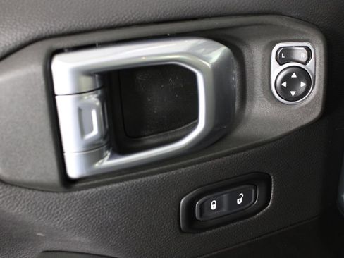 Used 2024 Jeep Gladiator Rubicon w/ Technology Group image 20