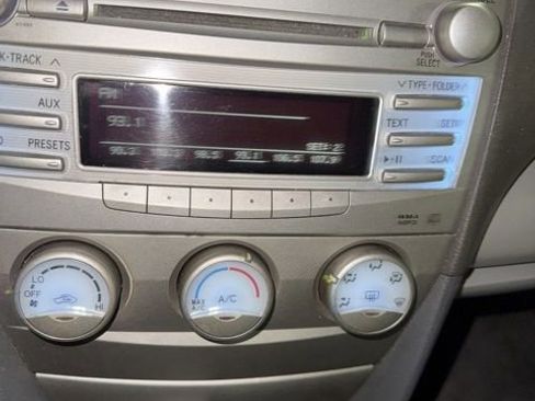 Used 2011 Toyota Camry LE image 30