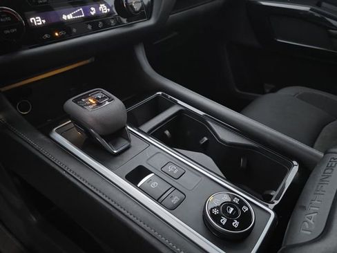 Used 2024 Nissan Pathfinder SV image 27