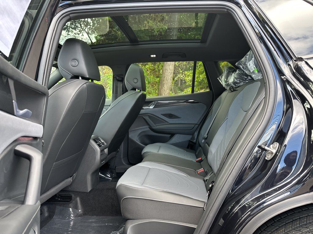 New 2026 Volkswagen Tiguan SE R-Line AWD/4WD image 18