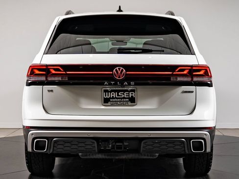 Used 2025 Volkswagen Atlas Peak Edition SE AWD/4WD image 7
