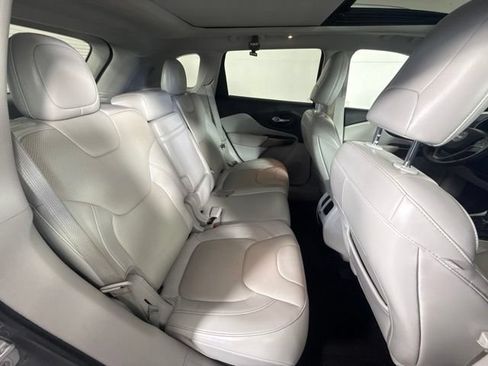 Used 2019 Jeep Cherokee Limited w/ Luxury Group AWD/4WD image 29