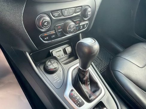 Used 2015 Jeep Cherokee Trailhawk w/ Comfort/Convenience Group AWD/4WD image 24