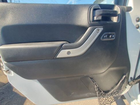 Used 2017 Jeep Wrangler Unlimited Rubicon w/ Cold Weather Group image 12