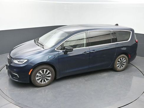 Used 2024 Chrysler Pacifica Select image 30