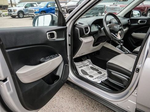 Used 2025 Hyundai Venue SEL FWD image 25